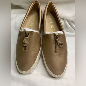 ANNE KLEIN Womens Gold Stretch Woven Jute Cushioned Logo Jax Round Toe